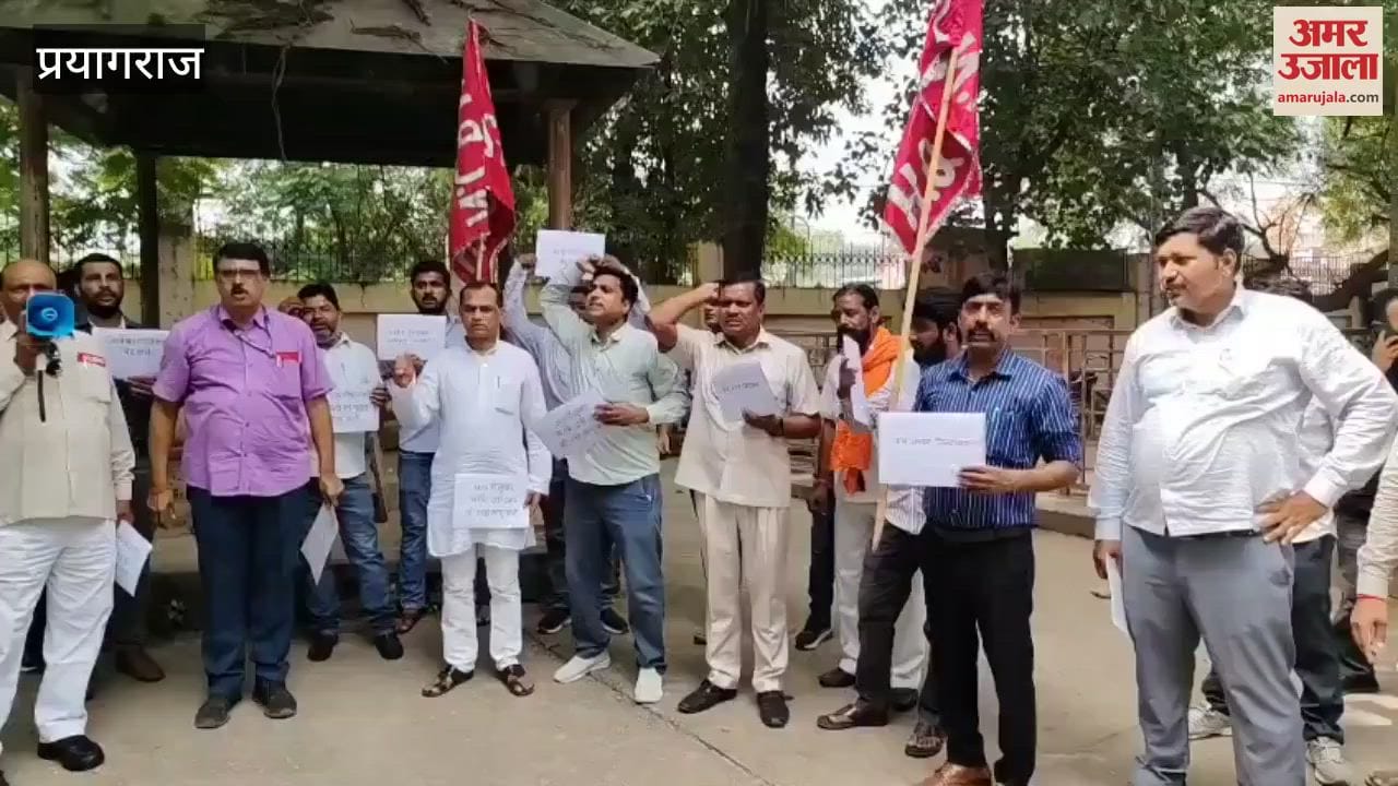 Railway workers enraged over delay in notification of 8th Pay Commission, took out a procession and raised slogans
