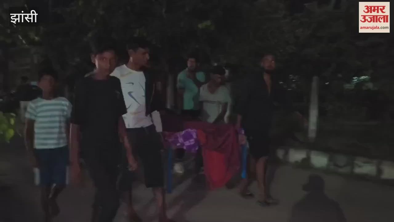 Jhansi: Despite several calls, the ambulance failed to arrive...family members carried the injured on a cot to the CHC.