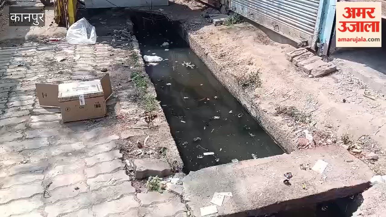 Stones on the main drains at both ends of the Rajdhani Marg are broken, causing people to fall