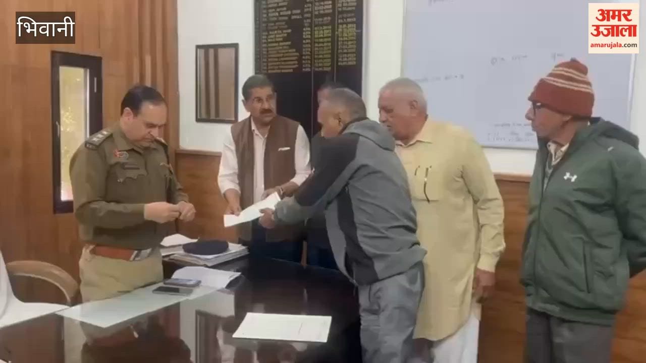 Retired police officers and personnel came out against Anil Vij, protesting his argument with Kaithal Superintendent of Police Upasana.