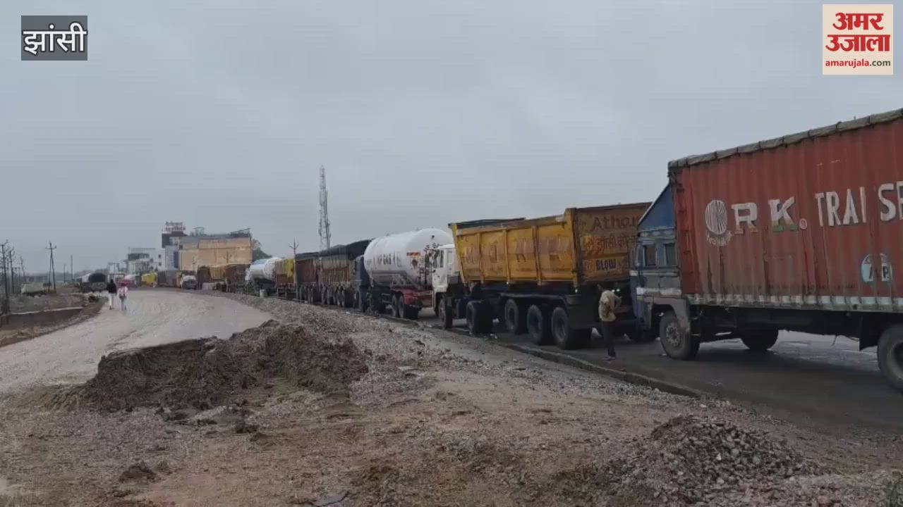 Heavy traffic jam on Jhansi-Kanpur highway, school children also stranded