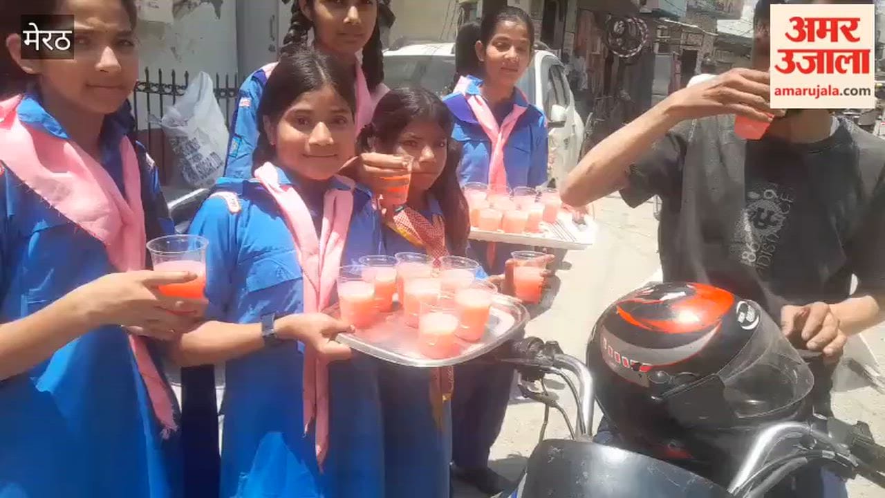 Meerut: Students of Seth BK Maheshwari Inter College distributed sherbet.
