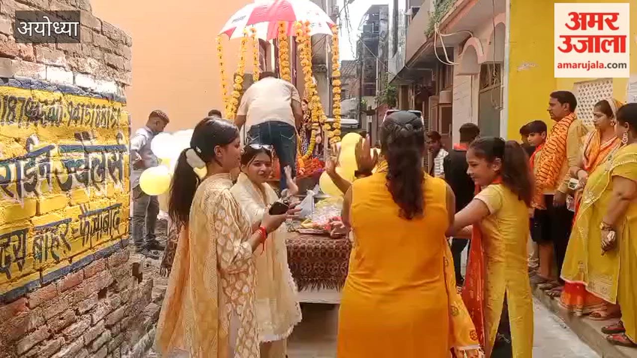 अयोध्या: शहर में राधा-कृष्ण की भव्य शोभायात्रा धूमधाम से निकाली गई।