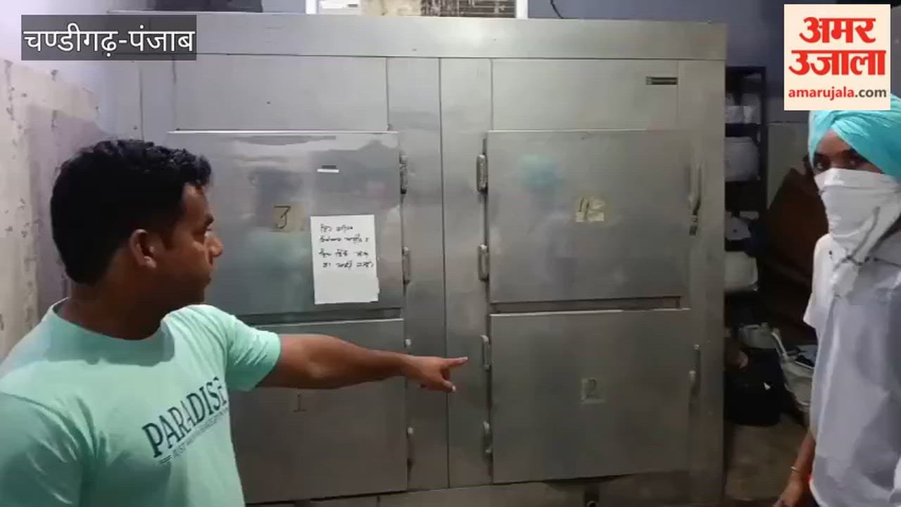 Dispute between police and doctor at Moga Government Hospital over placing a body in the mortuary.