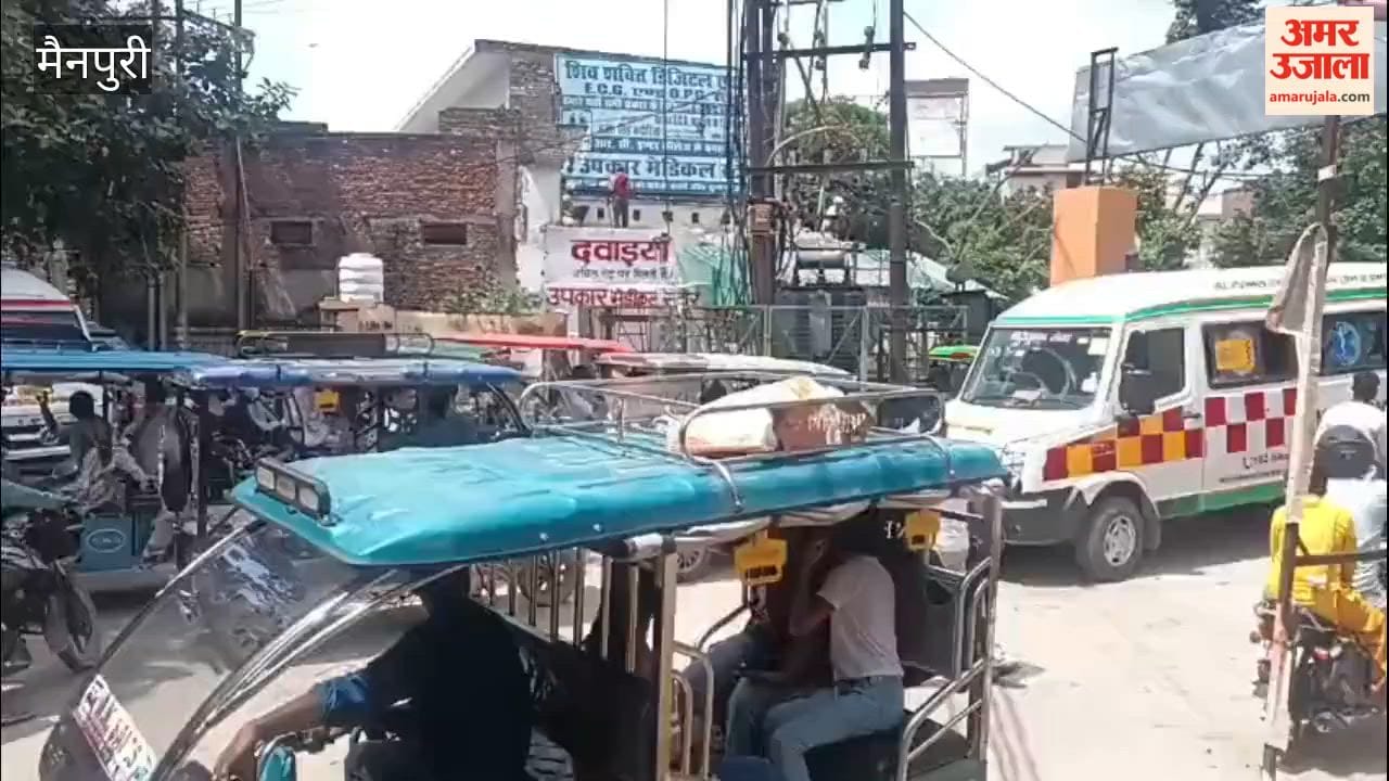 Traffic jam at the district hospital gate; five ambulances stuck in the jam.