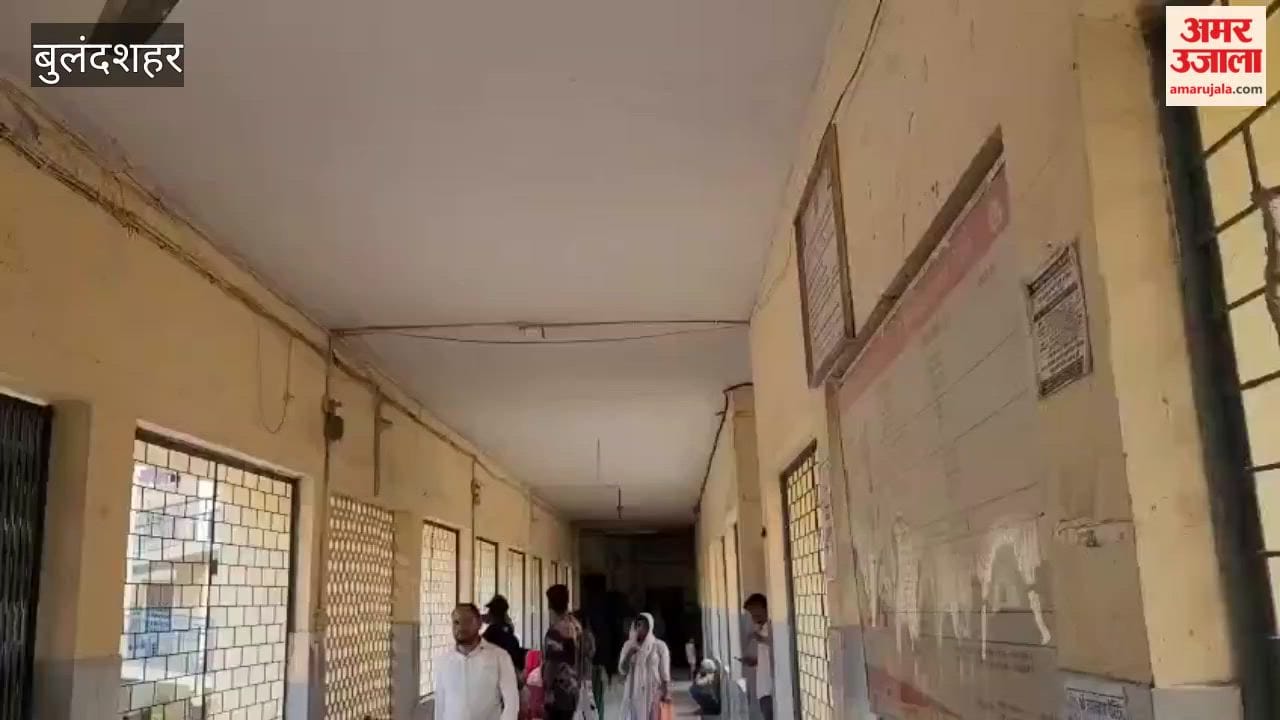 Fans not working at Seth Laxman Das Jatia Government Women Hospital in Bulandshahr doctors sitting in AC and cooler-equipped rooms