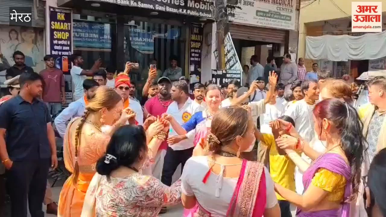 Meerut: Foreign Devotee Dances to Drumbeats During Ganesh Visarjan Procession in Sardhana