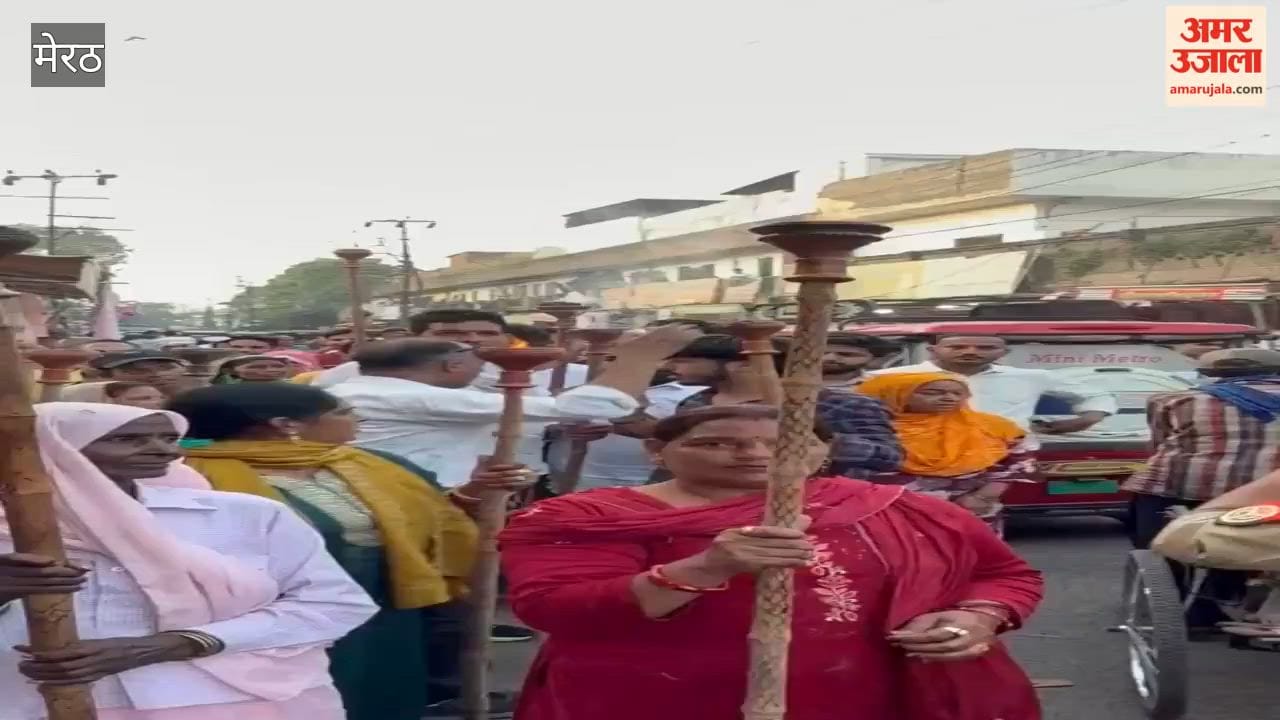 Meerut: Women's anger erupts at the Municipal Corporation; they staged a protest holding torches and raised slogans for eight hours.