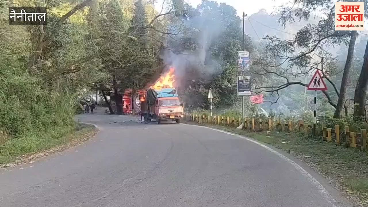 A truck loaded with firecrackers caught fire on the Nainital-Kathgodam road
