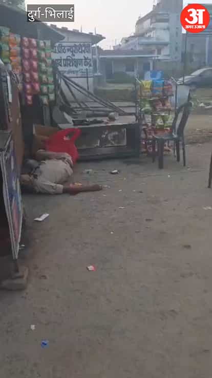 Durg policemen were found sleeping after consuming liquor in Ambikapur, DIG suspends both policemen.