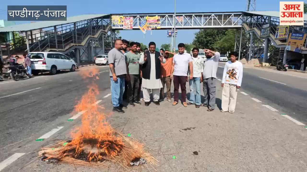 Sumit Dadhwal burned an effigy of the Punjab government to demand justice for Parvinder Singh Jhota and to protest against drugs.