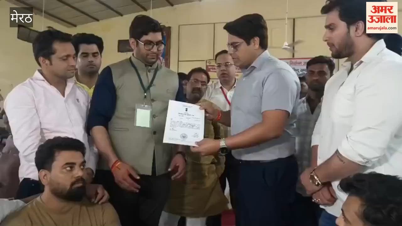 Meerut: Commissioner issues certificates following the victory of Shrichand Sharma and Dinesh Goyal