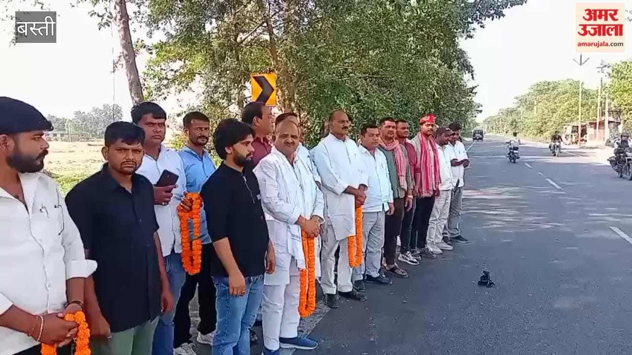 SP members welcomed former minister Ramkaran Arya upon his return from jail.