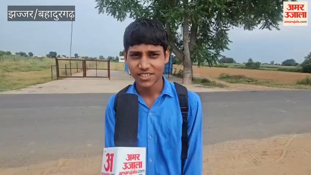 Students from Nagla-Kutani in Badli walk to school.