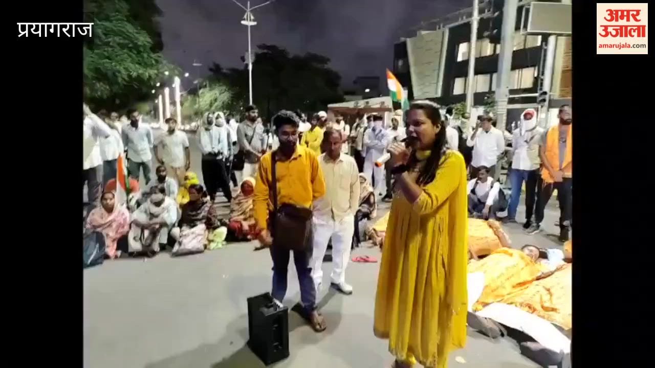 Late at night, competitive exam aspirants staged a protest by lying on the road and raising slogans.