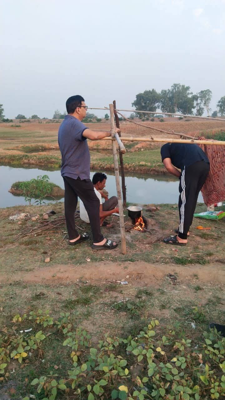 गांव में दातून करते कलेक्टर