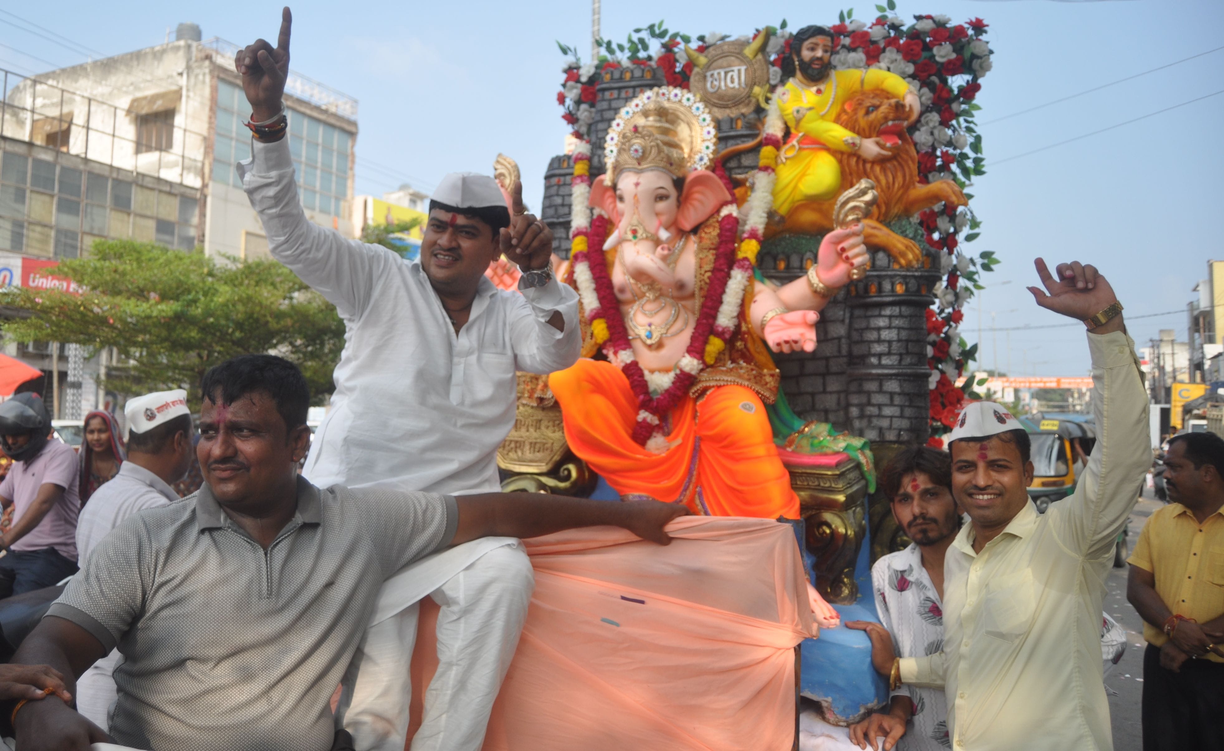 गढ़ रोड पर गणपति बप्पा की शोभायात्रा में नृत्य करते मराठा समाज के लोग। संवाद