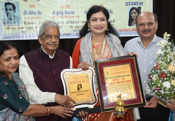 यूपी प्रेस क्लब में आयोजित समारोह में संबोधित करतीं डॉ. अनीता सहगल वसुंधरा।