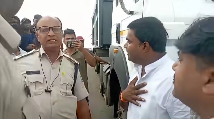 धरना प्रदर्शन करते जिला पंचायत सदस्य