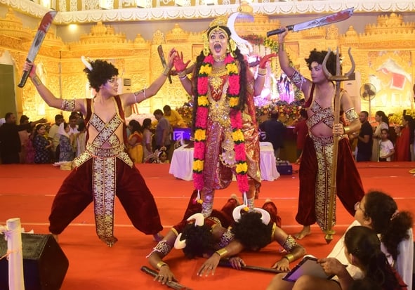 शहर में गणेश चतुर्थी के अवसर पर जगह-जगह हुए आयोजन व गणेश जी की प्रतिमा का विसर्जन करते भक्त