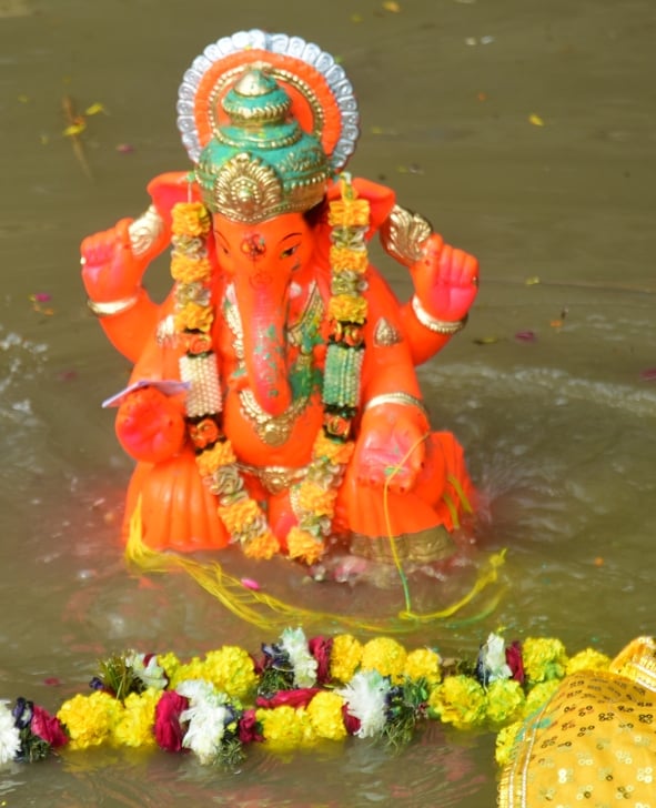 शहर में गणेश चतुर्थी के अवसर पर जगह-जगह हुए आयोजन व गणेश जी की प्रतिमा का विसर्जन करते भक्त