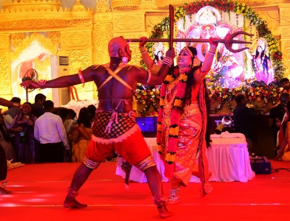शहर में गणेश चतुर्थी के अवसर पर जगह-जगह हुए आयोजन व गणेश जी की प्रतिमा का विसर्जन करते भक्त