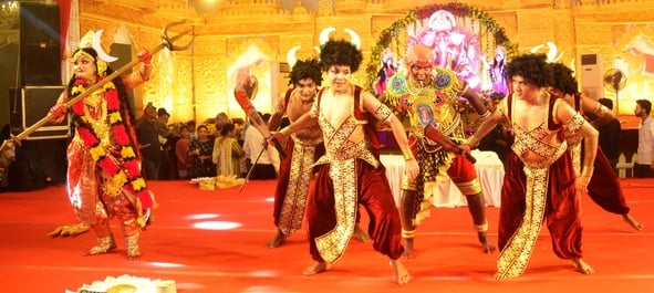 शहर में गणेश चतुर्थी के अवसर पर जगह-जगह हुए आयोजन व गणेश जी की प्रतिमा का विसर्जन करते भक्त