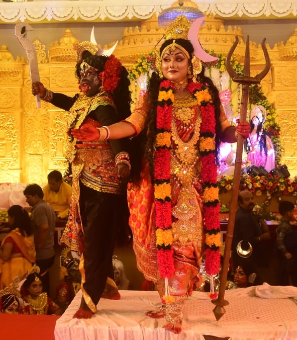 शहर में गणेश चतुर्थी के अवसर पर जगह-जगह हुए आयोजन व गणेश जी की प्रतिमा का विसर्जन करते भक्त