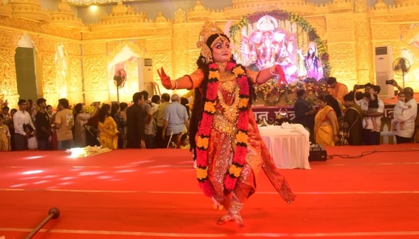 शहर में गणेश चतुर्थी के अवसर पर जगह-जगह हुए आयोजन व गणेश जी की प्रतिमा का विसर्जन करते भक्त
