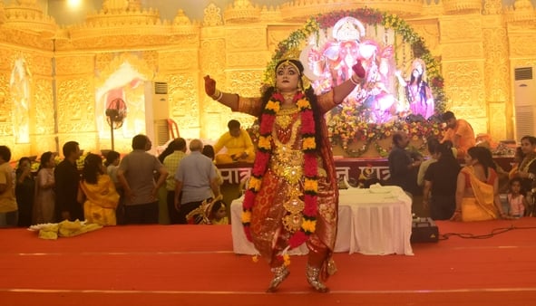 शहर में गणेश चतुर्थी के अवसर पर जगह-जगह हुए आयोजन व गणेश जी की प्रतिमा का विसर्जन करते भक्त