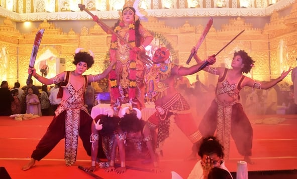 शहर में गणेश चतुर्थी के अवसर पर जगह-जगह हुए आयोजन व गणेश जी की प्रतिमा का विसर्जन करते भक्त