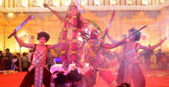शहर में गणेश चतुर्थी के अवसर पर जगह-जगह हुए आयोजन व गणेश जी की प्रतिमा का विसर्जन करते भक्त
