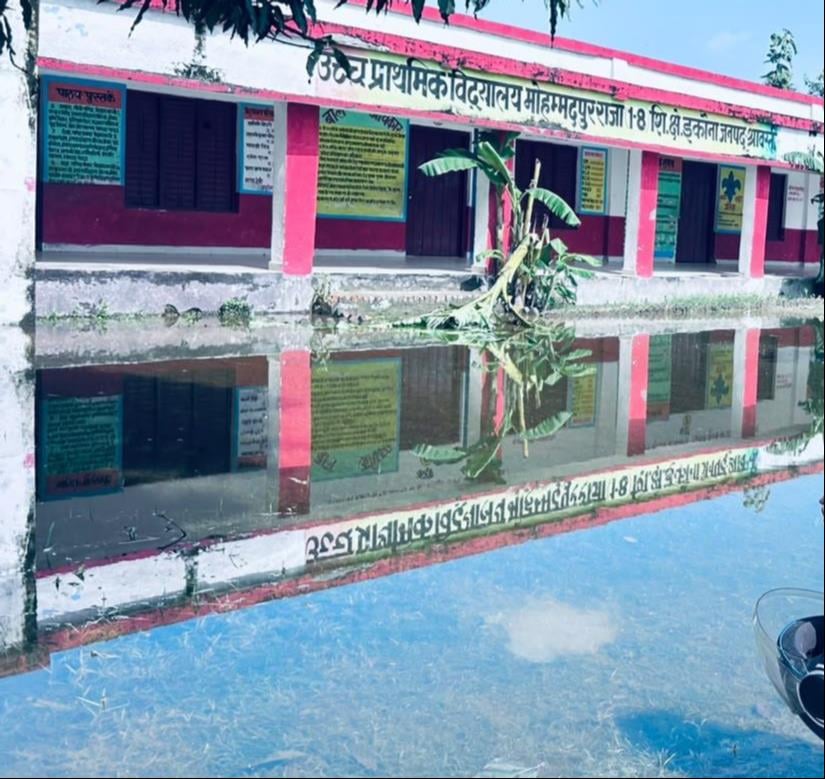 विद्यालय में भरा पानी