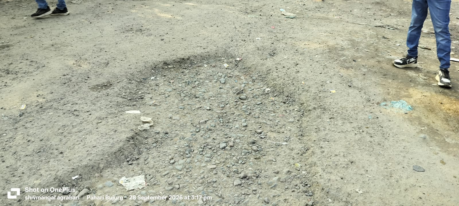 फोटो 28 सीकेटीपी 07 बनकट के पास सड़क पर गड्ढा। संवाद
