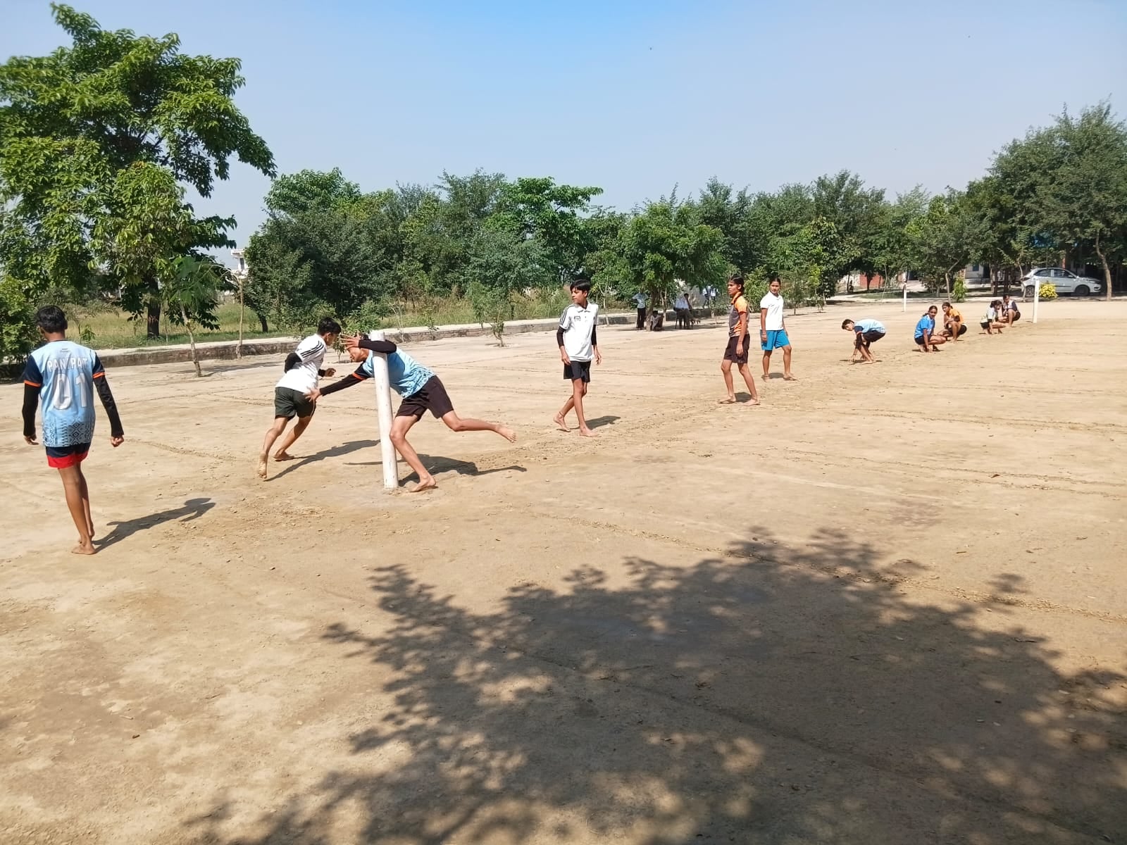 कराटे में चयनित खिलाड़ी साथ में कोच। कराटे में चयनित खिलाड़ी साथ में कोच।