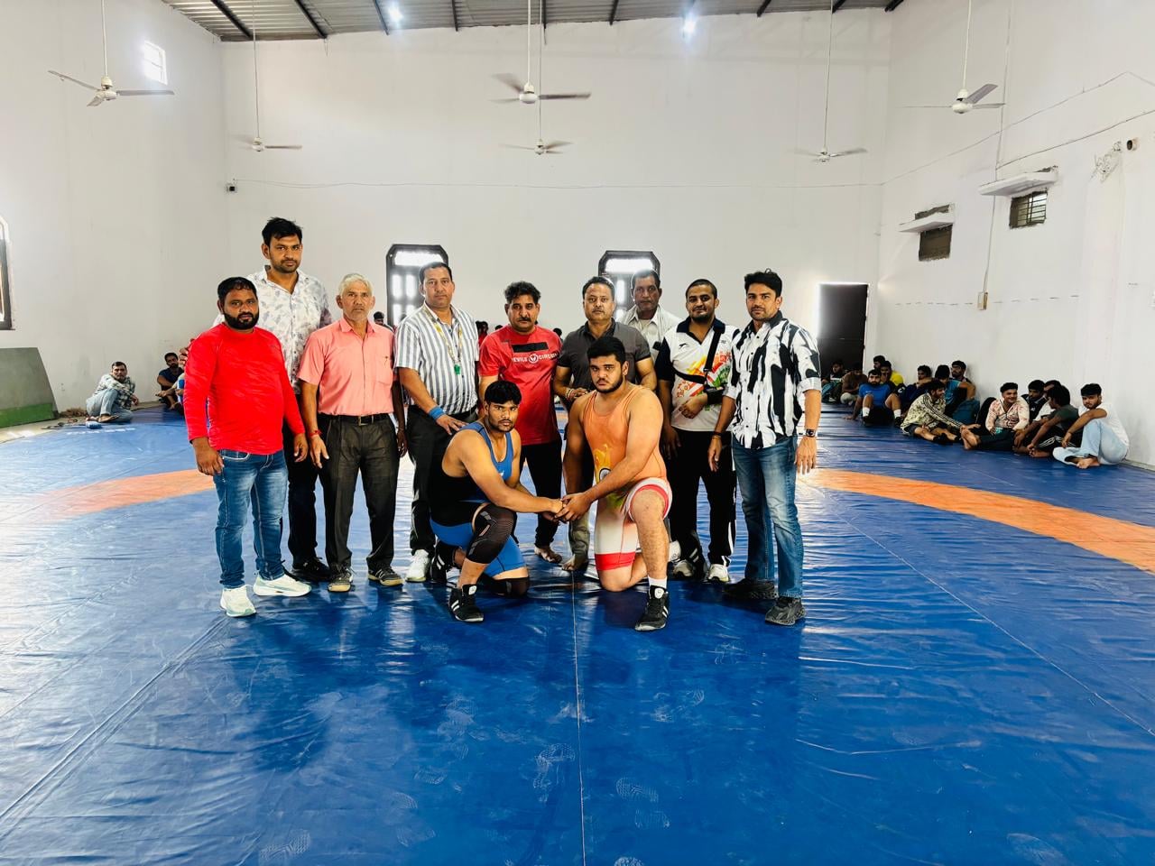 कराटे में चयनित खिलाड़ी साथ में कोच। कराटे में चयनित खिलाड़ी साथ में कोच।