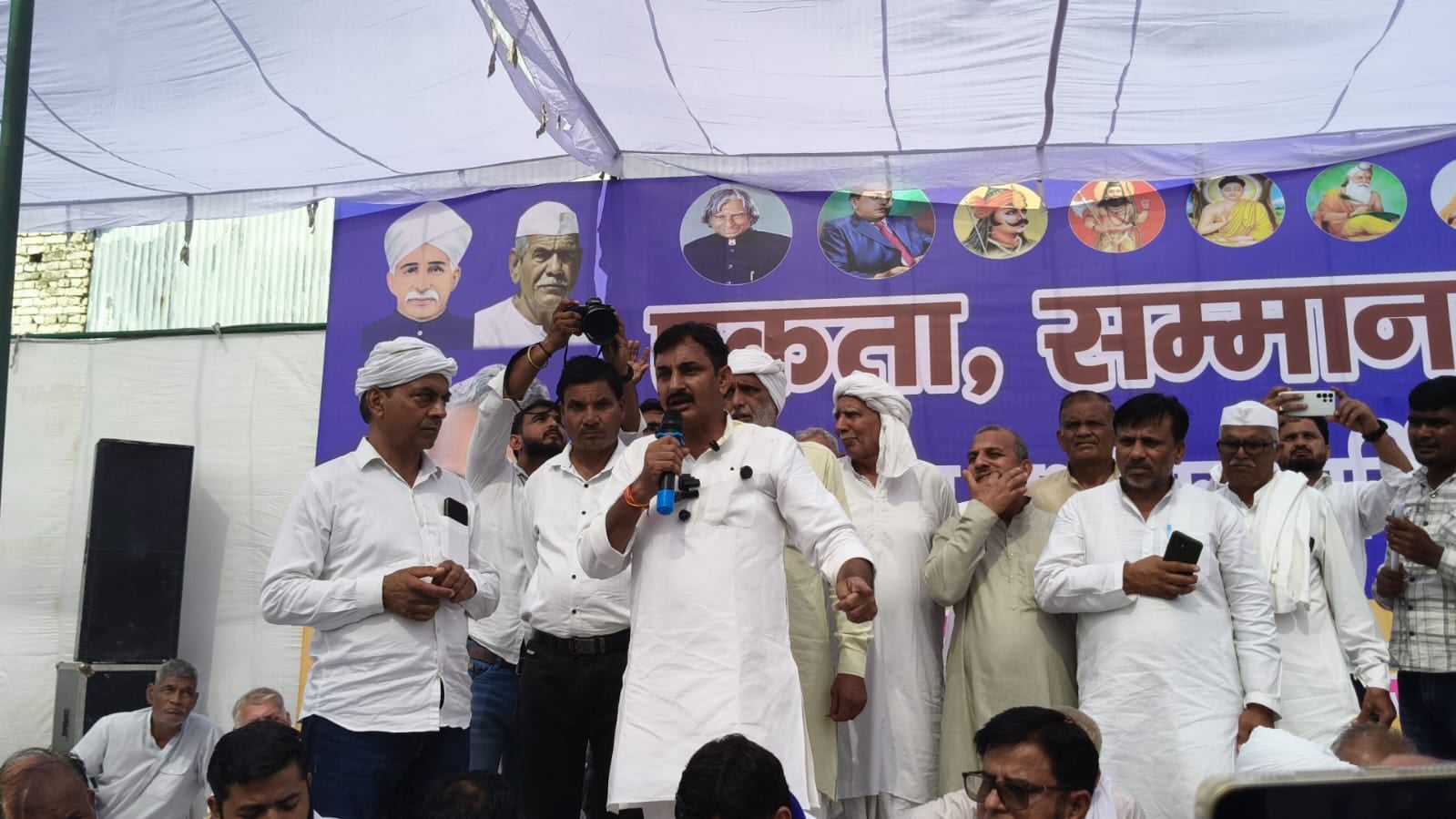 दौराला - दौराला में एकता सम्मान और स्वाभिमान महा सम्मेलन में बोलते हुए रो पड़े विनीत भराला। स्रो