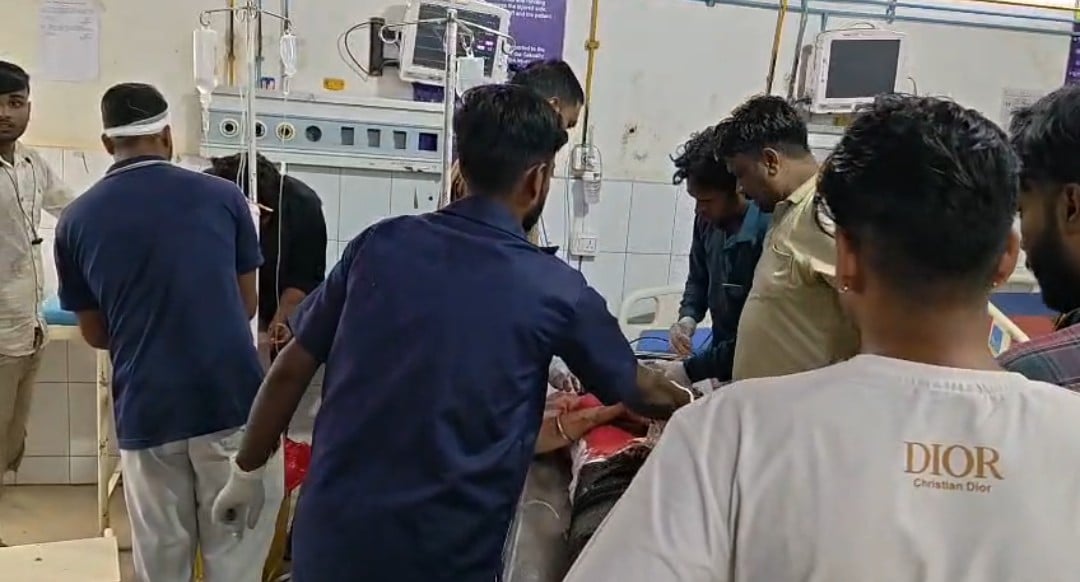युवक को इलाज के लिए पटना ले जाते परिजन व मृतक युवक की फाइल फोटो