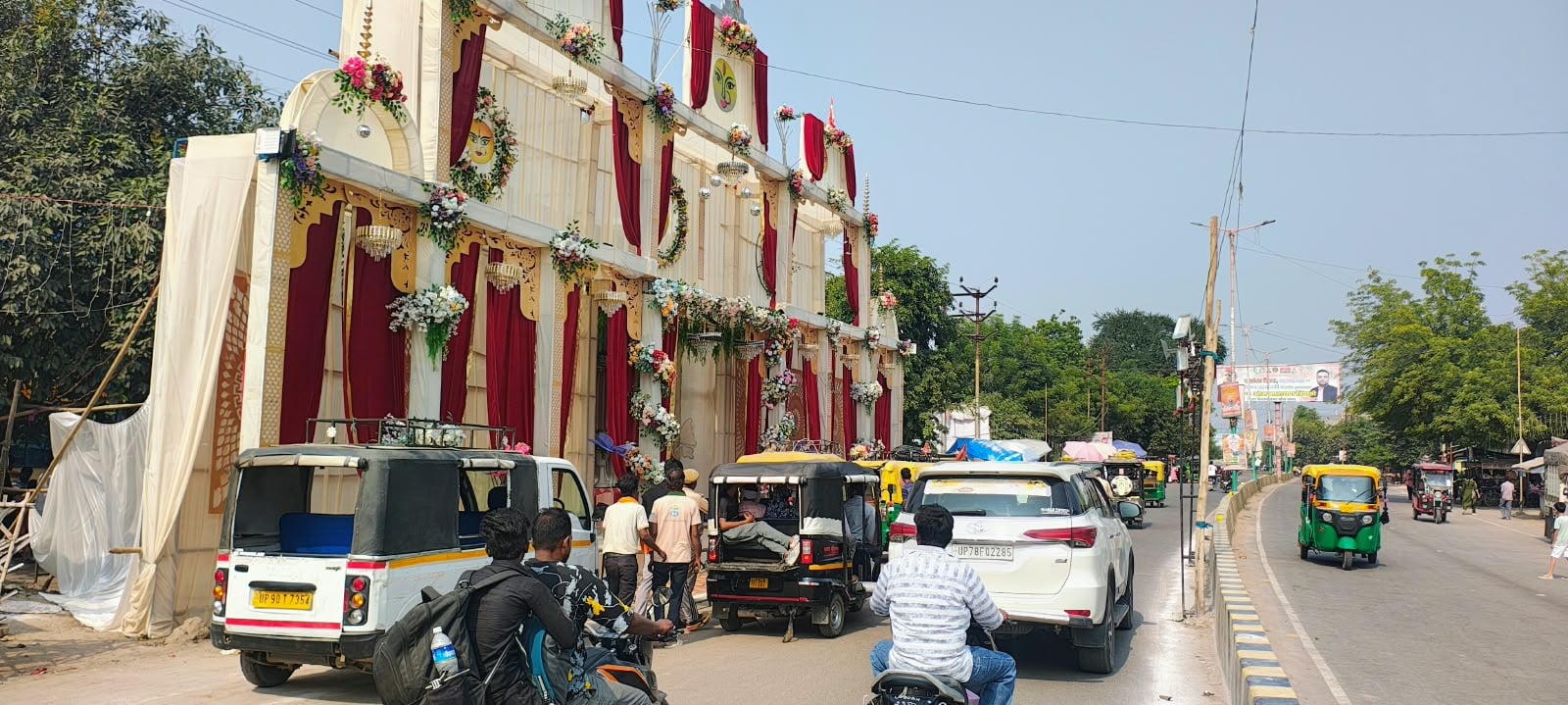 फोटो-10-काली माता मंदिर के पास बना पंडाल एकदम सड़क पर है और पास ही लाइन भी गुजरी है। अमर उजाला