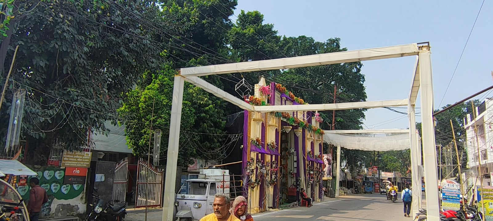 फोटो-10-काली माता मंदिर के पास बना पंडाल एकदम सड़क पर है और पास ही लाइन भी गुजरी है। अमर उजाला
