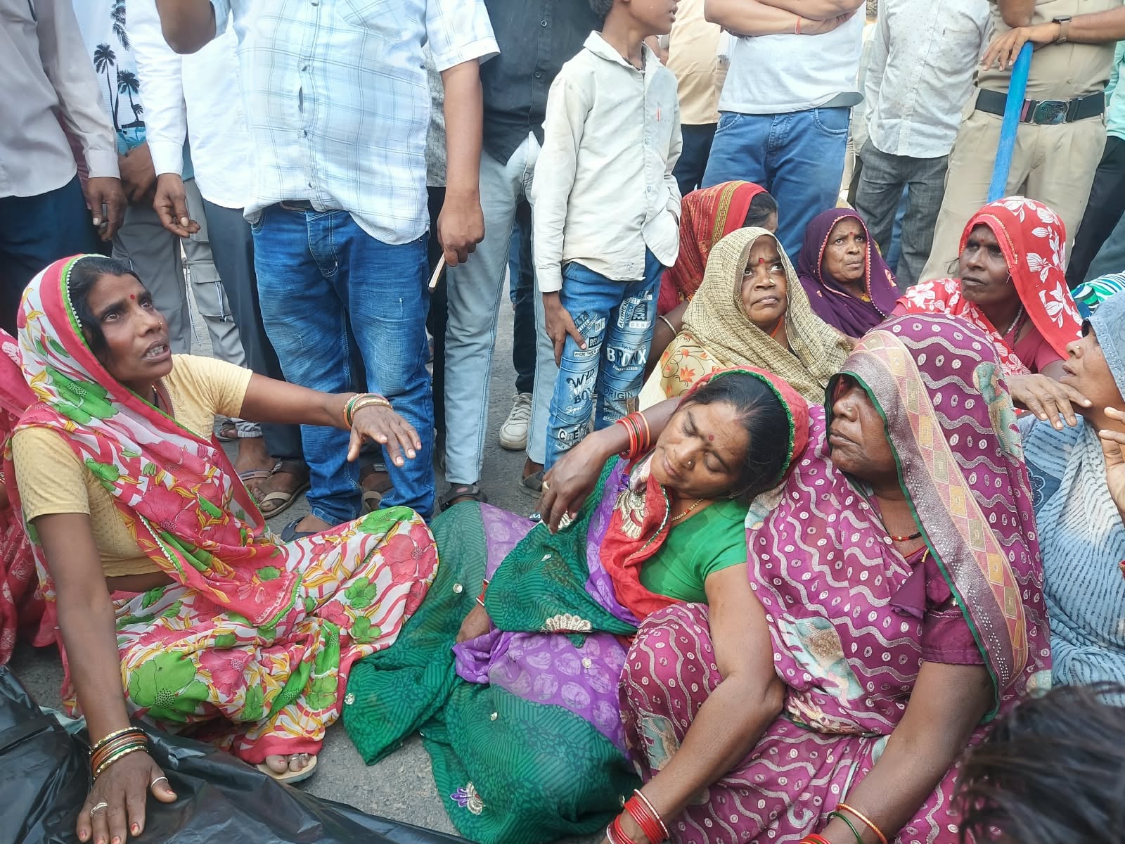 प्रदर्शन कर रहे लोगों को समझाइश देते अधिकारी और जनप्रतिनिधि प्रदर्शन कर रहे लोगों को समझाइश देते अधिकारी और जनप्रतिनिधि