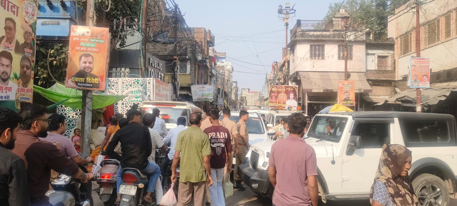 फोटो-24-कोतवाली नगर के सामने धरने पर बैठे राज्यमंत्री रामकेश निषाद व अन्य। संवाद