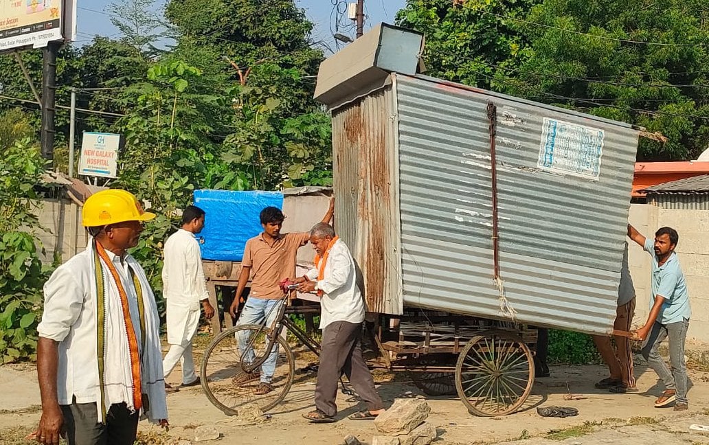 जीआईसी के समीप अतिक्रमण हटाने के दौरान लोगों को समझाते पालिका के अधिकारी। नपा