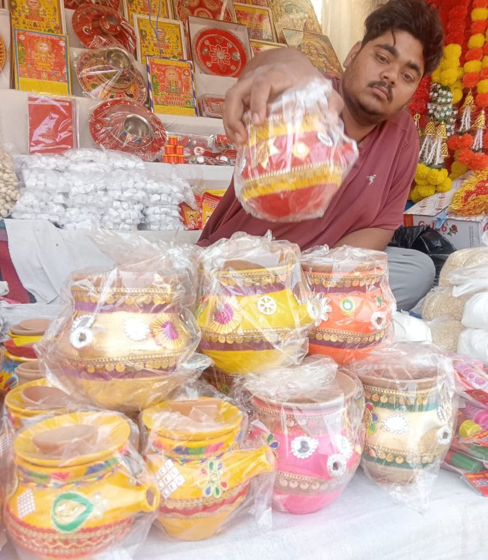 दुकान पर रखा करवा व डिजाइनर थाली। संवाद