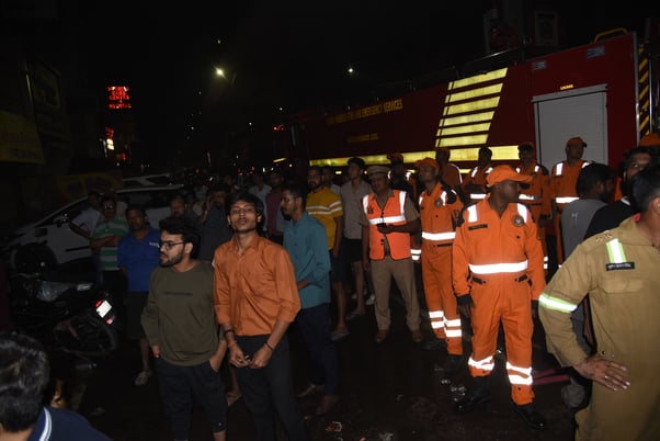 बद्री प्रसाद सराफ ज्वेलर्स के शोरूम में लगी आग। बद्री प्रसाद सराफ ज्वेलर्स के शोरूम में लगी आग।