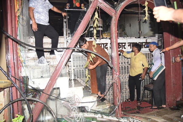 बद्री प्रसाद सराफ ज्वेलर्स के शोरूम में लगी आग। बद्री प्रसाद सराफ ज्वेलर्स के शोरूम में लगी आग।