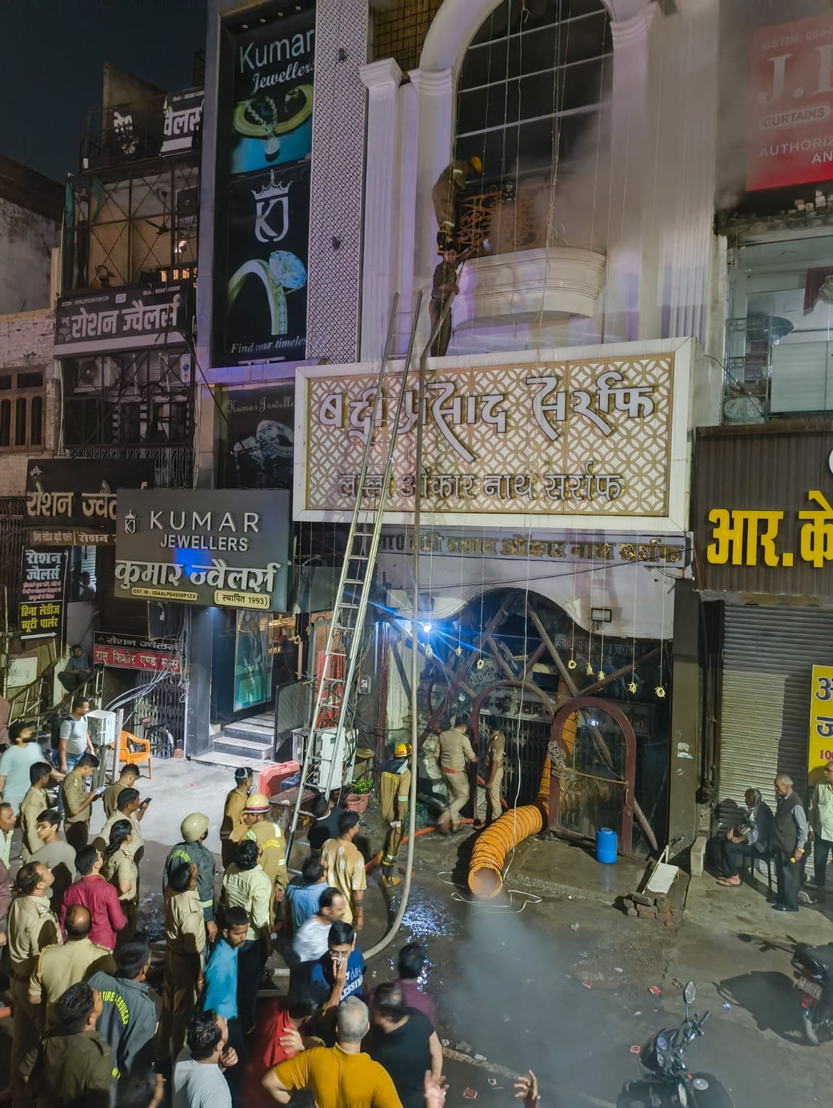 बद्री प्रसाद सराफ ज्वेलर्स के शोरूम में लगी आग। बद्री प्रसाद सराफ ज्वेलर्स के शोरूम में लगी आग।