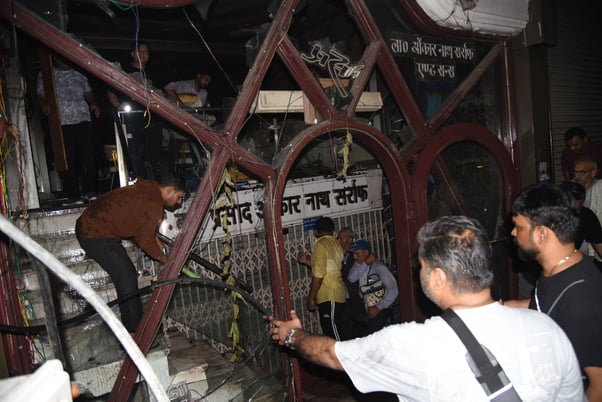 बद्री प्रसाद सराफ ज्वेलर्स के शोरूम में लगी आग। बद्री प्रसाद सराफ ज्वेलर्स के शोरूम में लगी आग।