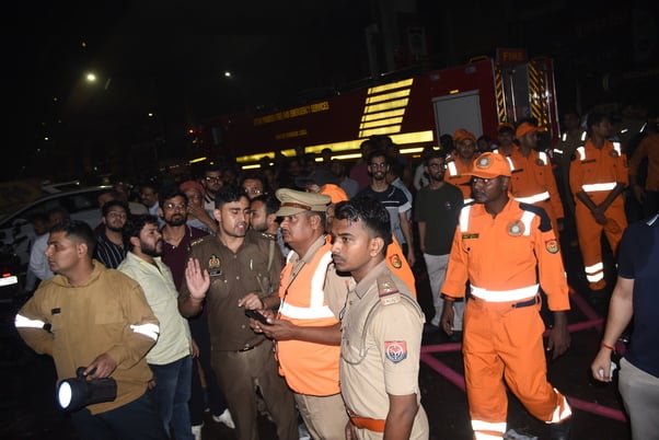 बद्री प्रसाद सराफ ज्वेलर्स के शोरूम में लगी आग। बद्री प्रसाद सराफ ज्वेलर्स के शोरूम में लगी आग।