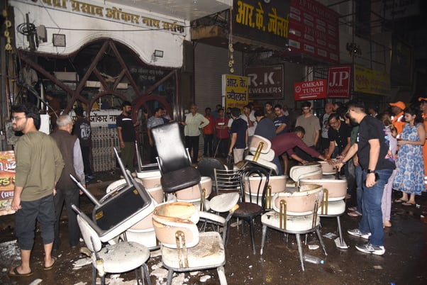 बद्री प्रसाद सराफ ज्वेलर्स के शोरूम में लगी आग। बद्री प्रसाद सराफ ज्वेलर्स के शोरूम में लगी आग।